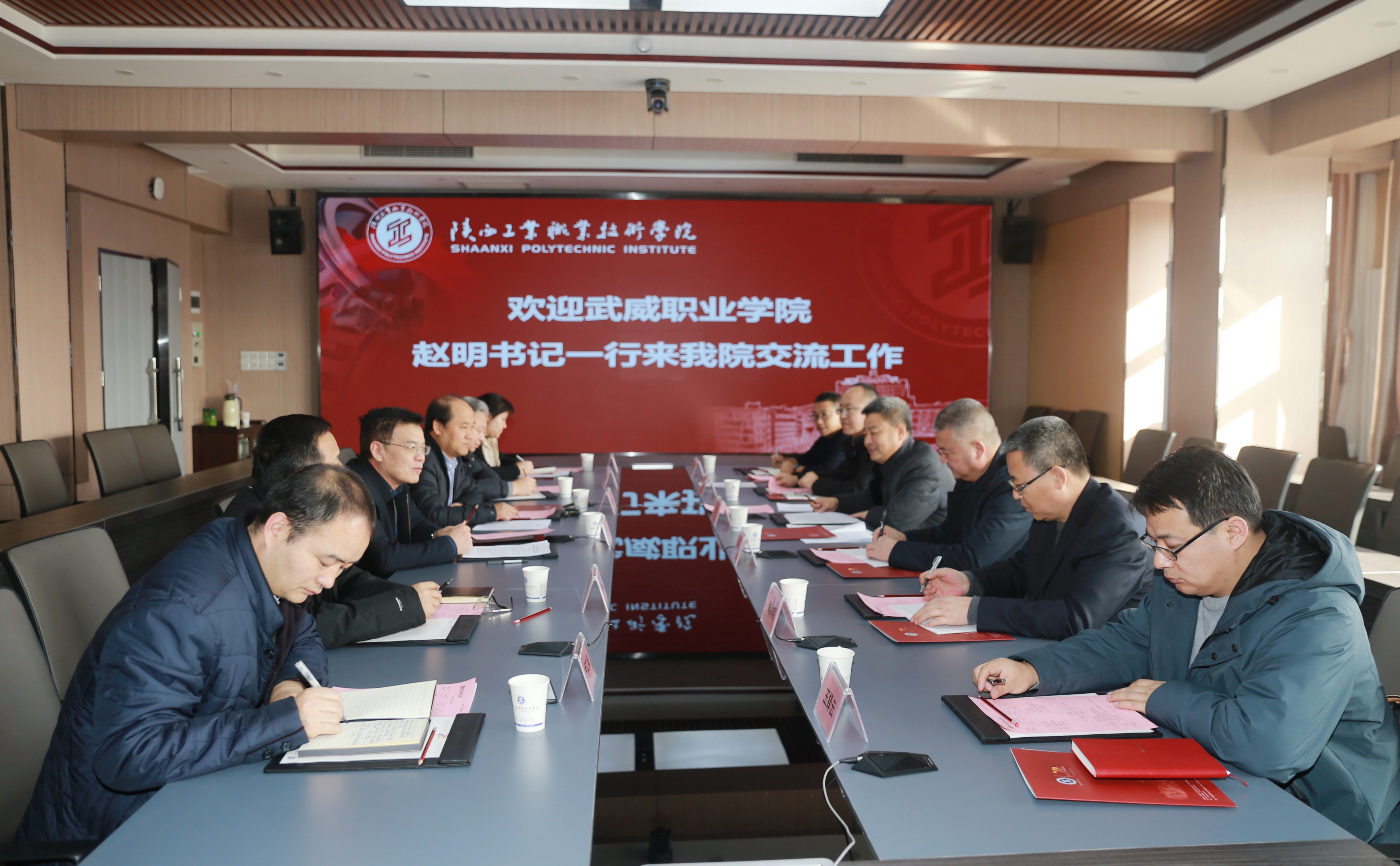 会后,赵明书记一行在刘永亮院长的陪同下实地考察了我院学马研习践创