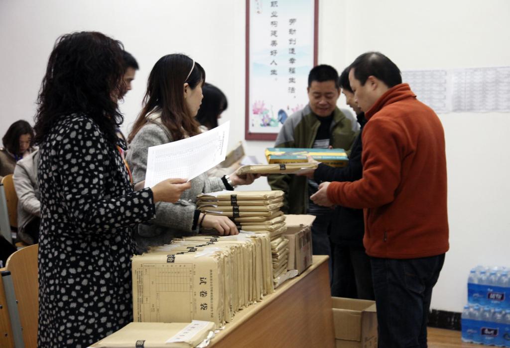 考务办发放考卷