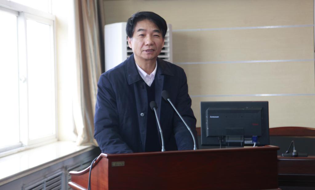 11月15日下午,我院党委中心组(扩大)学习暨国家优质高职学院建设推进会在崇文南楼第五会议室召开,学院领导、党委中心组成员以及副处级以上干部出席会议,会议由副院长梅创社主持。 在会议的第一阶段,党委副书记、副院长刘永亮领学了省委高教工委《关于全省高校认真学习宣传贯彻党的十九大精神的通知》,传达了省委副书记毛万春同志在全省追赶超越第三季度点评暨脱贫攻坚推进视频会议上的讲话精神。纪委书记康强通报了省纪委来我院调研的情况,传达了省纪委常委、省监察厅副厅长杨政国对我院各项工作风气正、面貌新、亮点多的评价及对我院