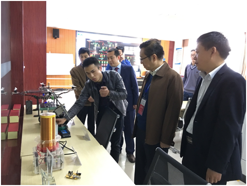 与会领导考察我院实训基地