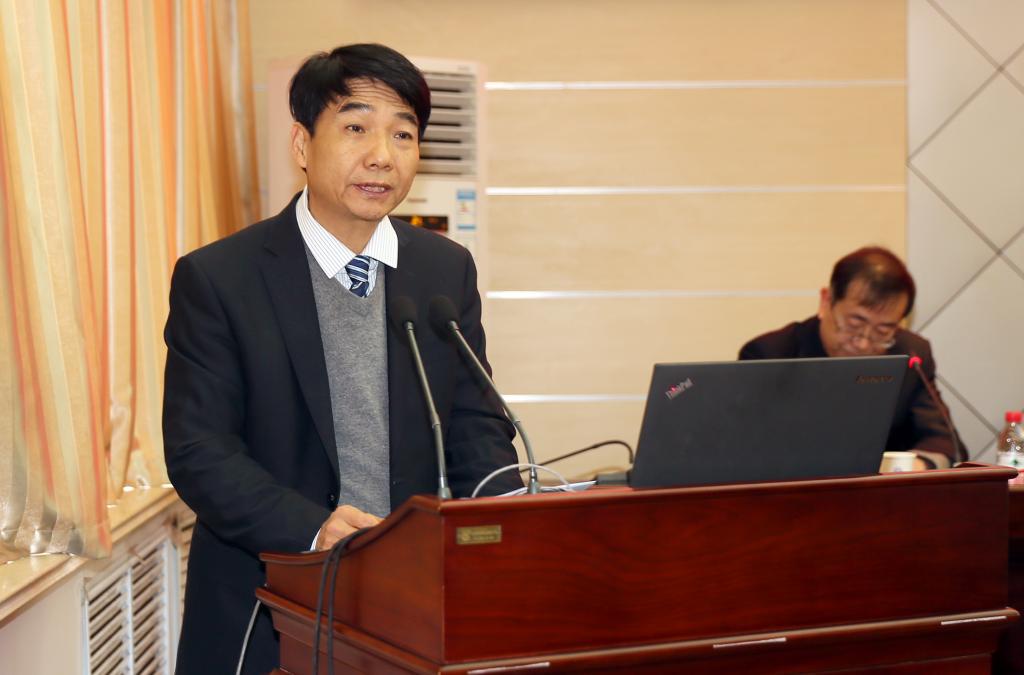 12月10日上午,中德高等职业教育合作联盟(陕西-柏林)2017年会暨中德职业教育发展研讨会在我院举行,省政府学位委员会秘书长袁宁、德国BSK国际教育机构执行总裁凯尔·费德勒,陕西省职教学会会长、我院党委书记崔岩,省职教学会副会长、我院院长张晓云与全省27所高职院校的领导、代表110余人参加了会议。省职教学会副会长、西铁职院院长田和平主持会议。 院长张晓云在致辞中代表全院两万余名师生,向德方专家、省厅领导和各兄弟院校代表表示欢迎。她指出,开展国际合作办学,积极主动研究并推进职业教育与国际接轨