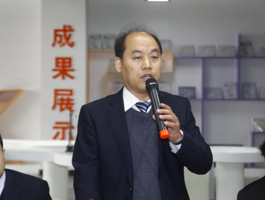 副院长梅创社主持欢迎仪式