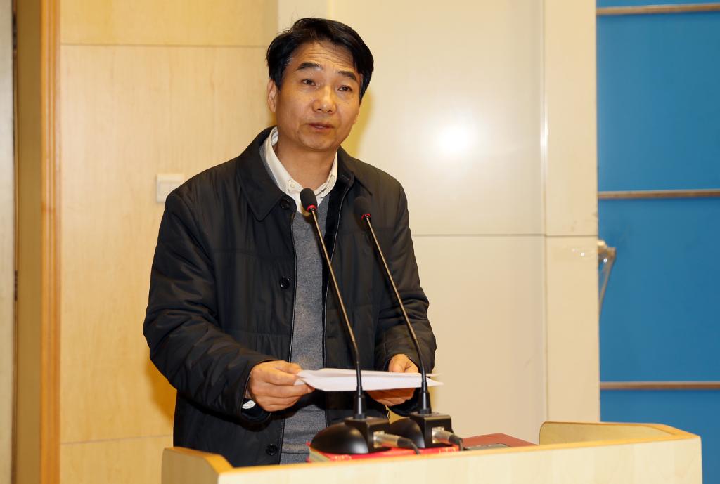 党委书记崔岩主持报告会