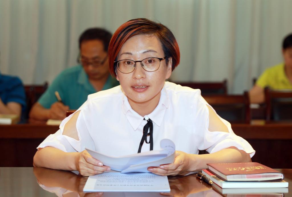 党委宣传部部长王金辉传达了《中共教育部党组关于教育系统学习贯彻习近平总书记在北京大学师生座谈会上重要讲话精神的通知》和《中共教育部党组关于教育系统深入学习贯彻习近平总书记在纪念马克思诞辰200周年大会上重要讲话精神的通知》