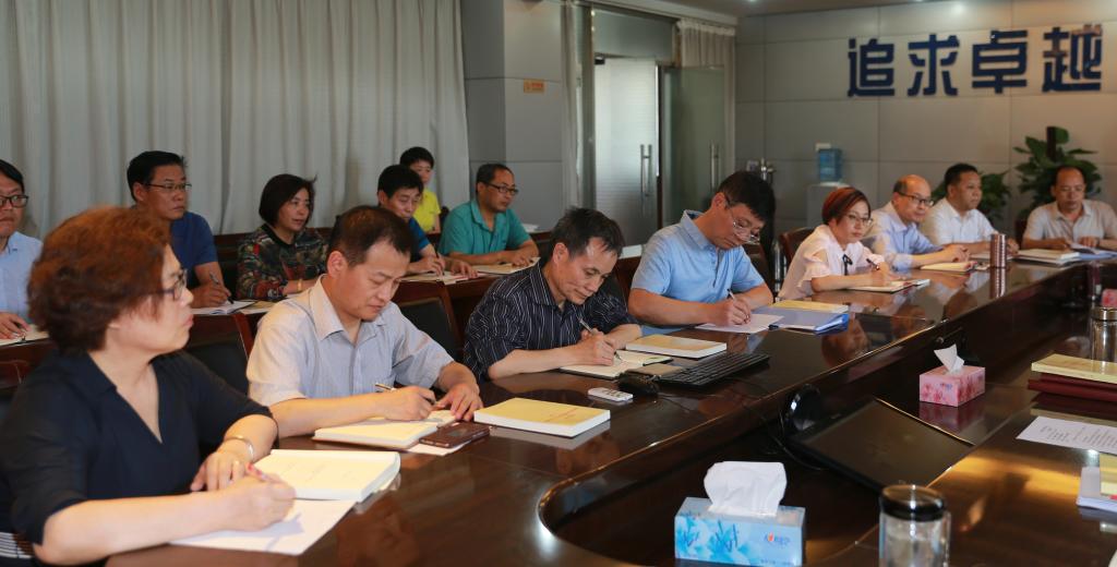 党委中心组成员参加集体学习