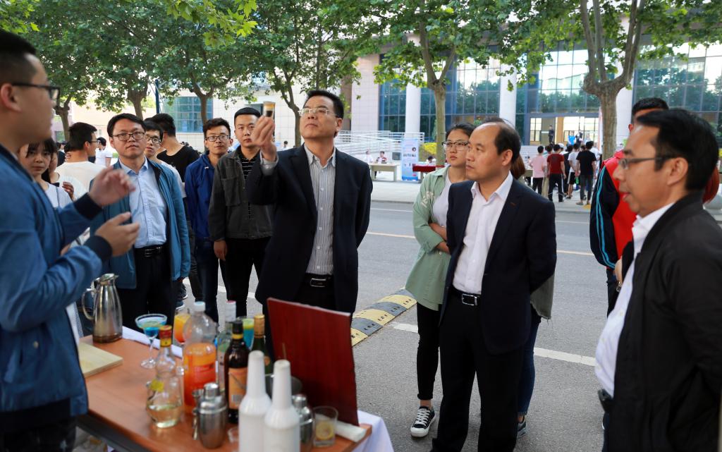 学院领导与调酒协会学生交流