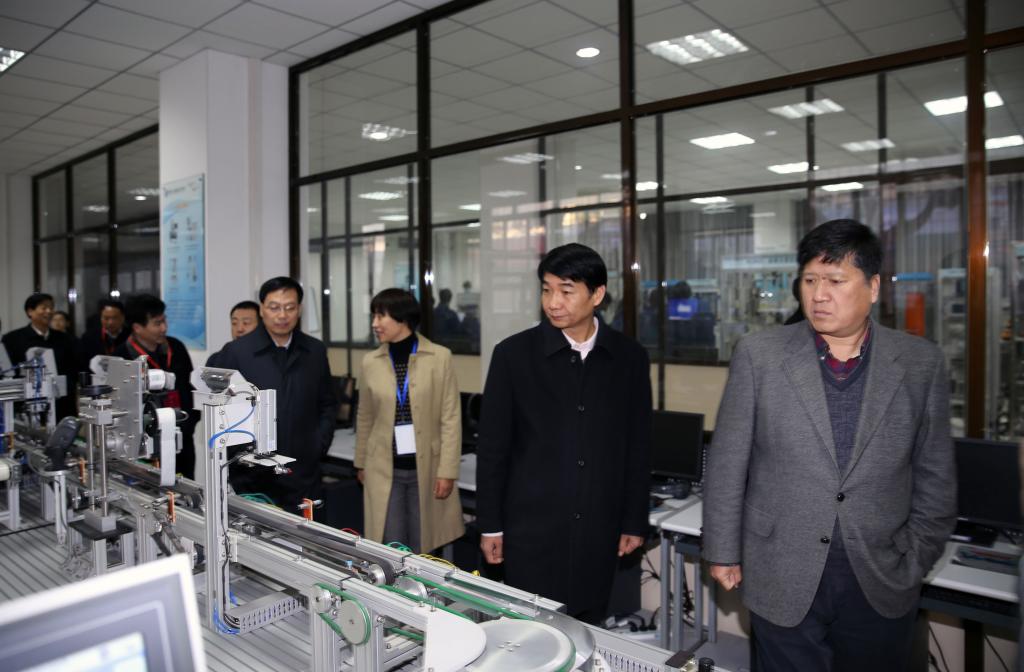 参会代表考察自动化技术实训中心