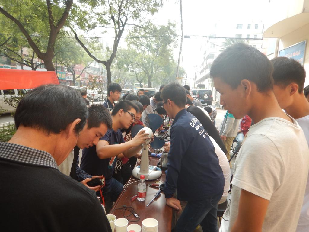 电器维修协会志愿者服务队为文汇路街道办居民维修家电