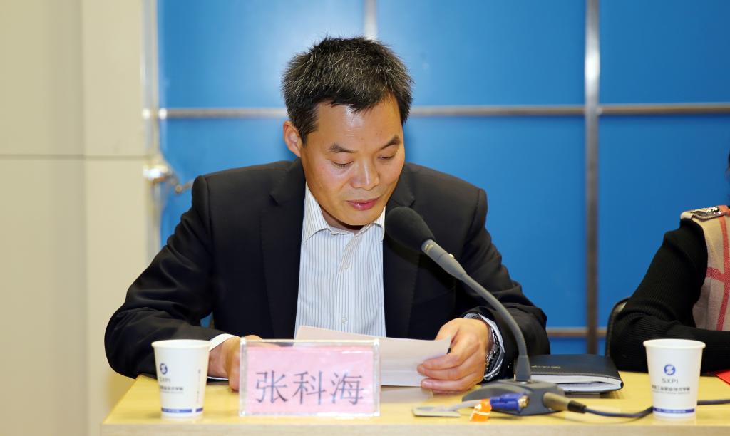 学生处副处长张科海主持宣讲活动