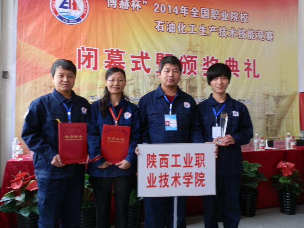 获奖学生与教师合影