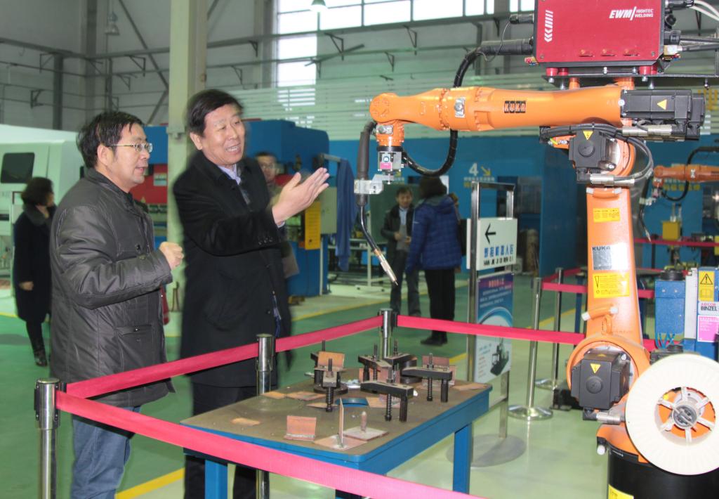 王成荣院长一行参观材料学院实训基地