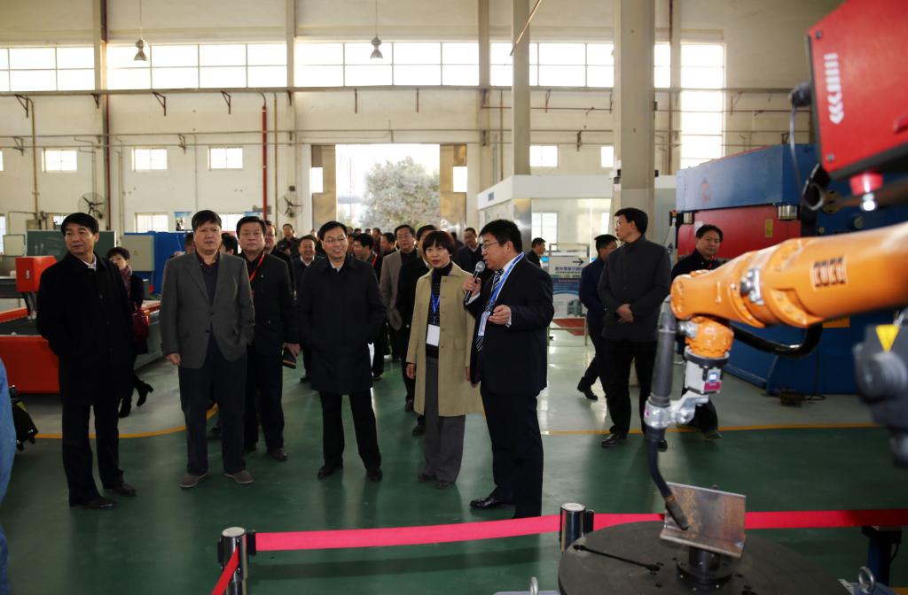 参会代表考察焊接技术实训基地