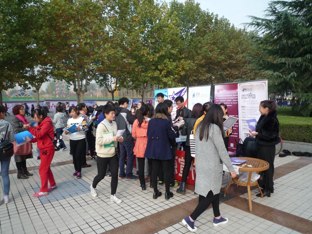 前来咨询的读者络绎不绝