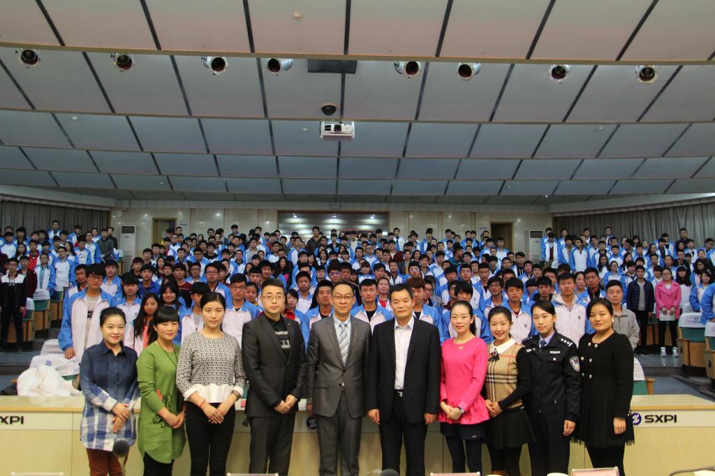 宣讲团成员与观众合影