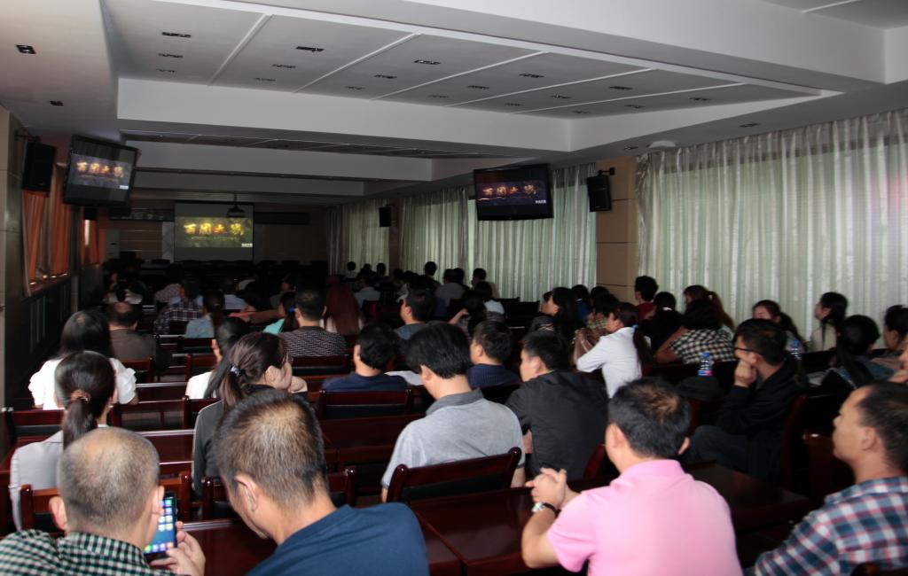 机关第一、第二党总支集体观看《百团大战》