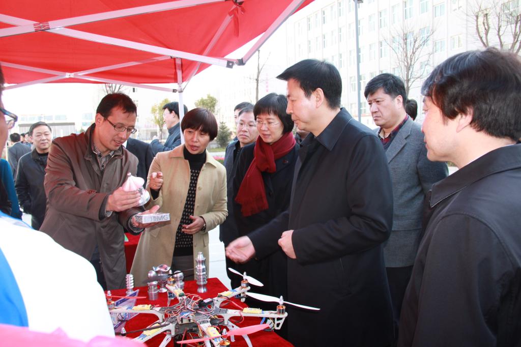 副省长庄长兴观摩我院学生技能作品展