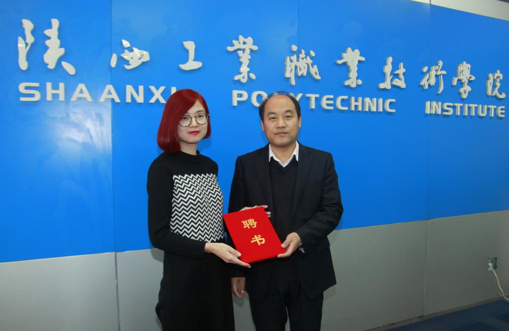 梅创社副院长为企业师傅颁发聘书