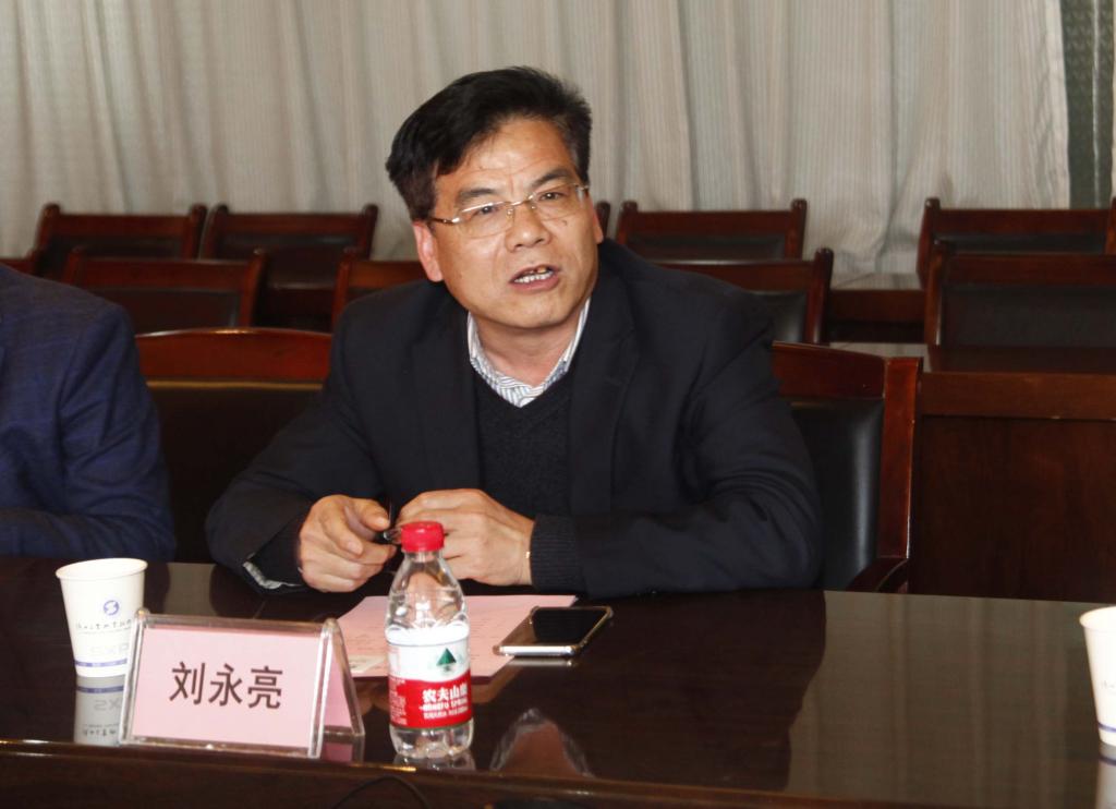 党委副书记、副院长刘永亮主持座谈会