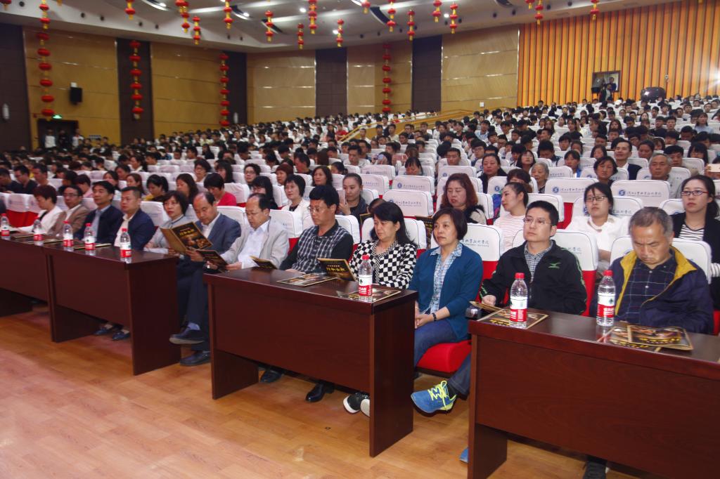 学院领导及1100余名师生观看了演出
