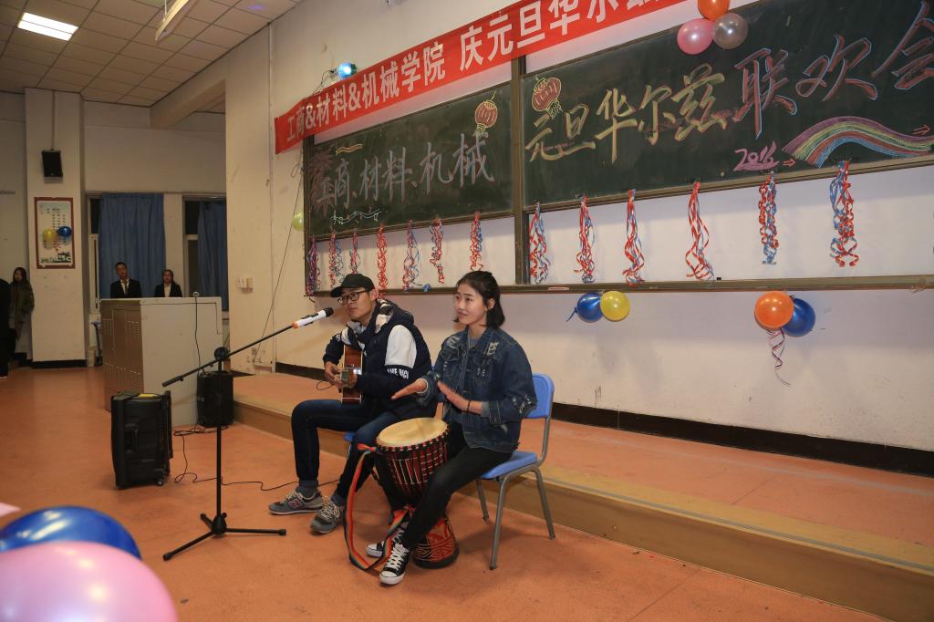 精彩节目赢得了台下阵阵掌声