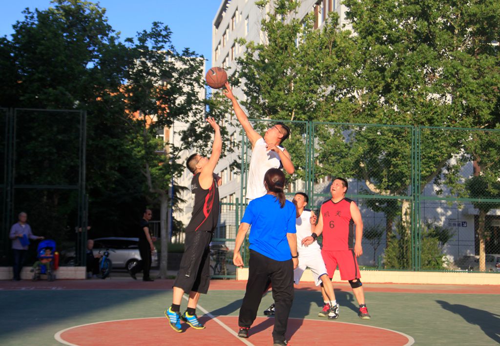 2017年教职工篮球赛吹哨开赛