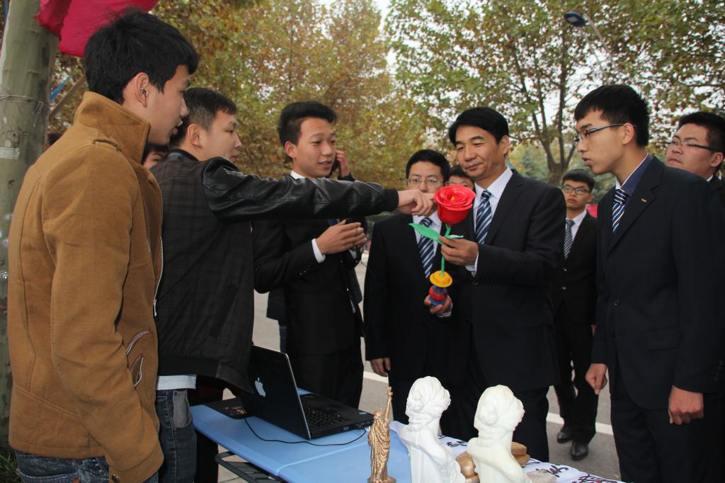 第五届“和谐社团•缤纷校园”社团巡礼在成才大道开幕