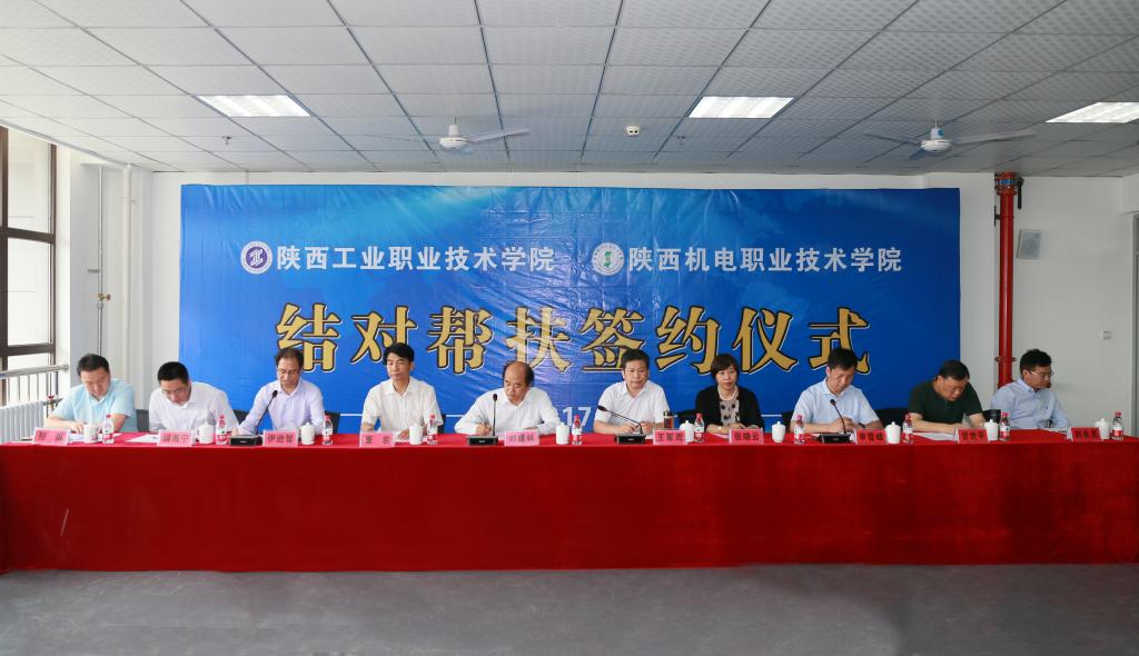 刘建林、王军周、胡海宁、甘世平、邢琪和两校领导出席签约仪式