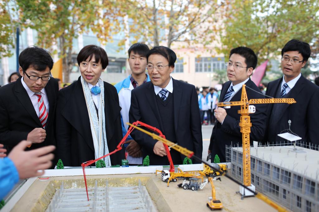 王天哲副书记与建筑模型协会同学亲切交流