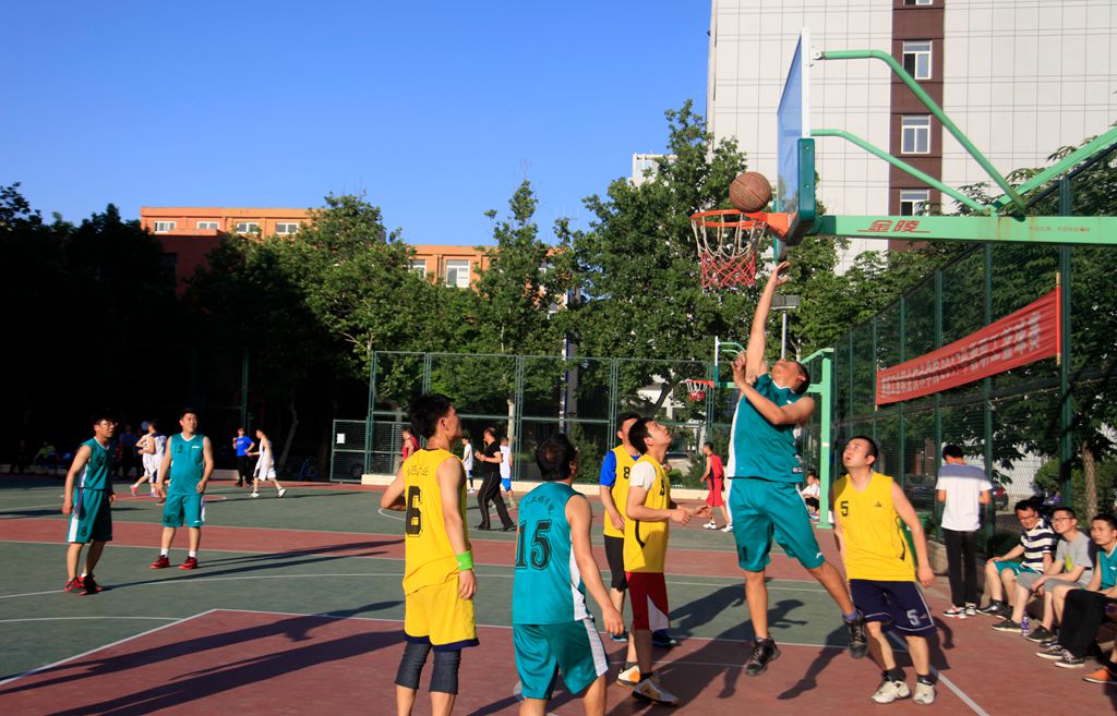 2017年教职工篮球赛吹哨开赛