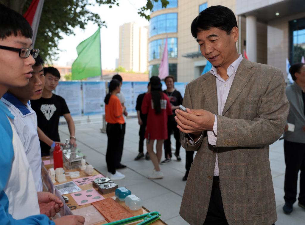 党委书记崔岩与取材料学院学生交流