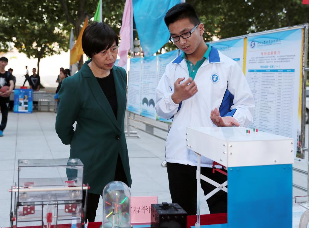 院长张晓云听取机械学院学生设计的智能衣柜介绍