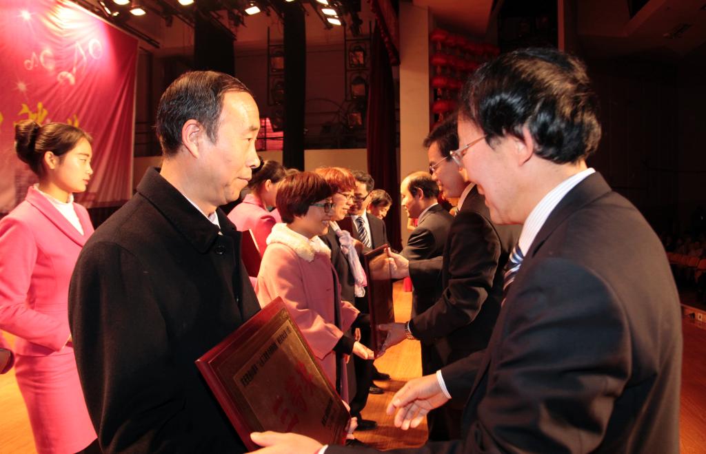 党委副书记王天哲,党委副书记、纪委书记刘永亮,副院长梅创社、杨卫军为获得三等奖的党总支颁奖