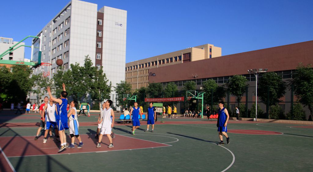 2017年教职工篮球赛吹哨开赛