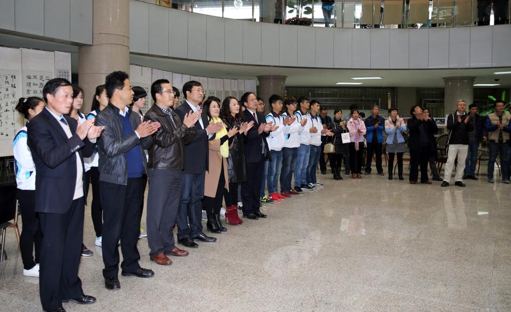 出席仪式的各界校友及师生代表