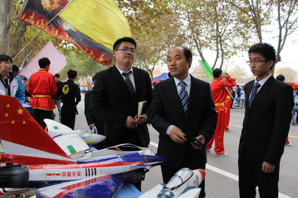 梅创设副院长参观航模协会展台