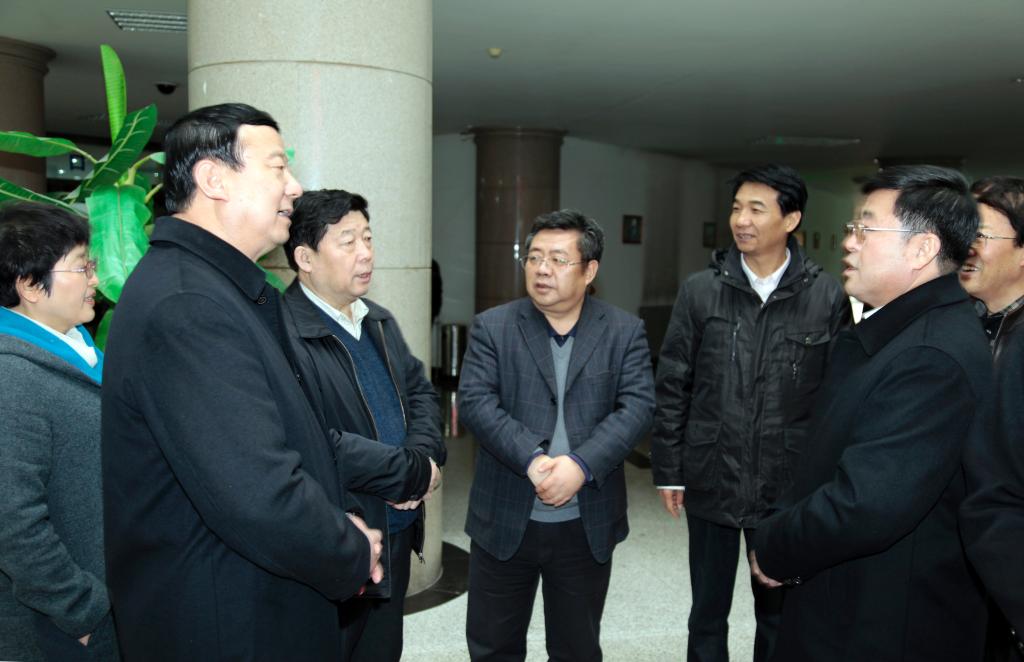 检查组及市区领导一行听取学院领导汇报