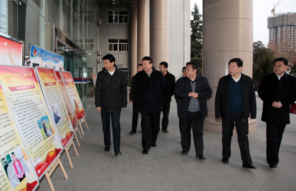 检查组及市区领导一行查看正在展出的“我推荐我评议工院好人榜”