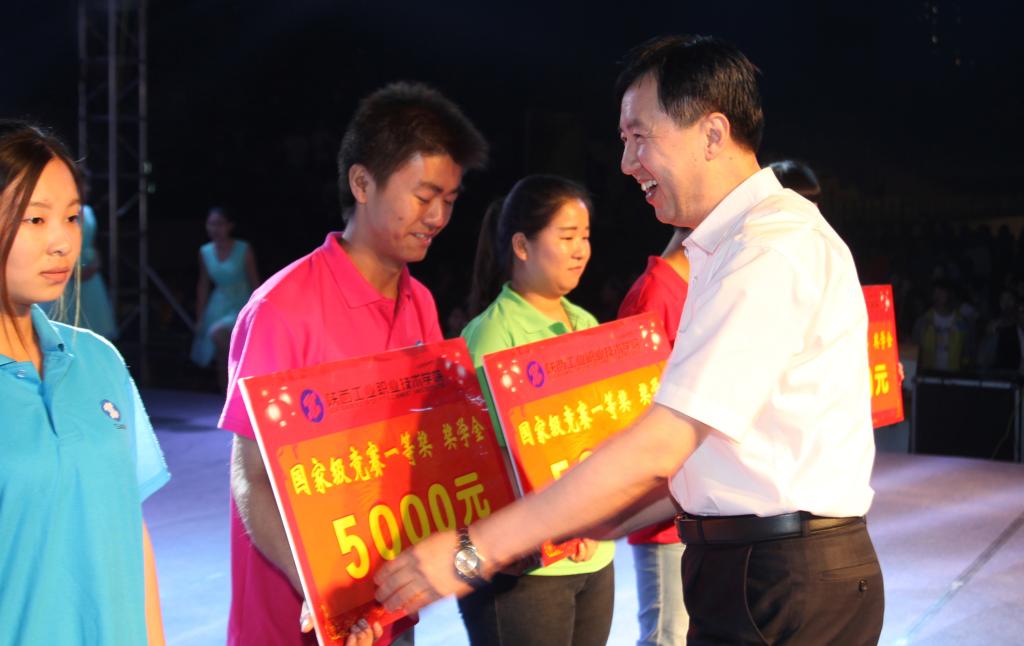 副院长王津为受表彰学生颁奖