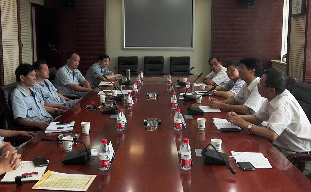 校企领导进行座谈