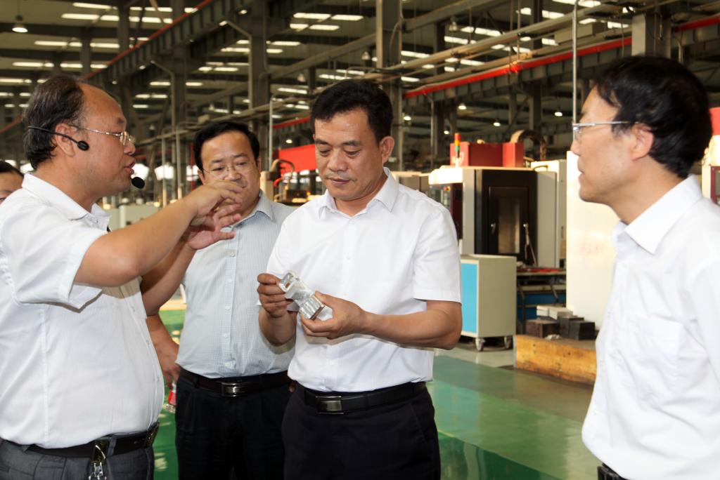 王紫贵副厅长观看我院学生技能作品