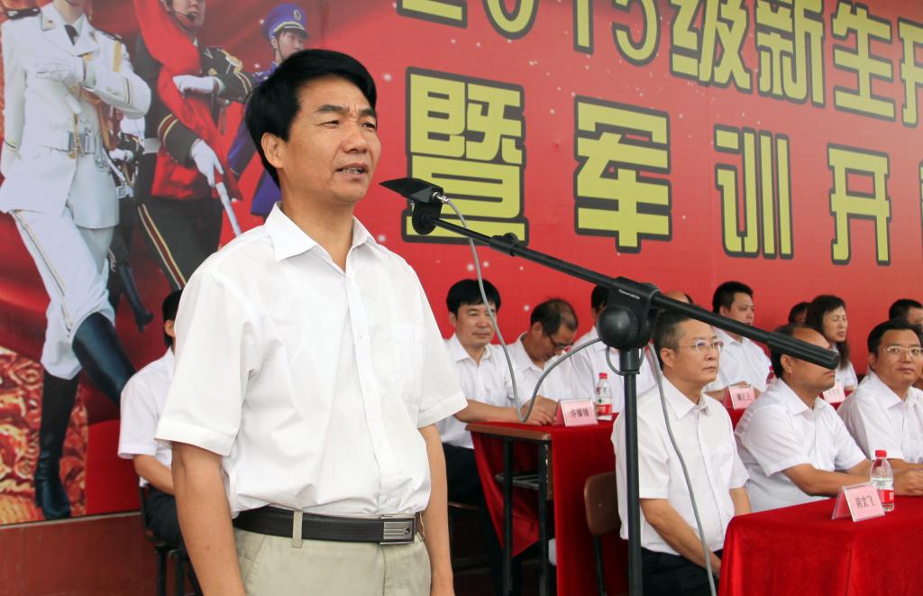 党委书记崔岩宣布2015级新生军训开营