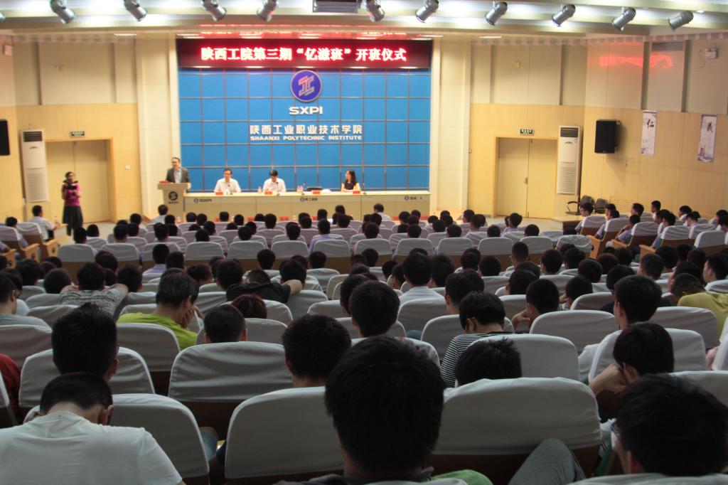 我院与亿滋中国(原卡夫中国)联合开设的第三届“亿滋订单班”开班仪式在学术会堂举行