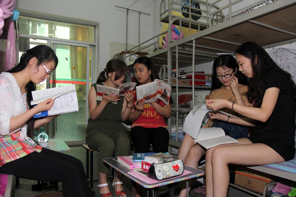 5位同学在宿舍学习