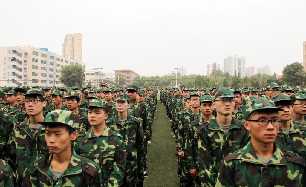 全体2015级新生参加仪式