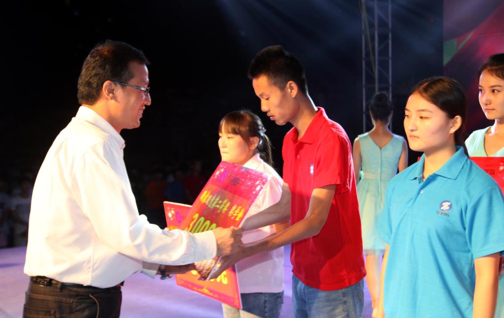 副院长杨卫军为受表彰学生颁奖