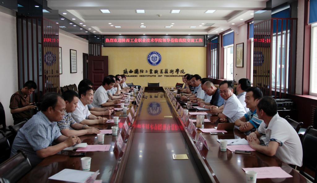 与国防学院领导座谈交流