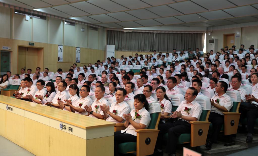 受到表彰的先进集体和个人及全院师生代表400余人参加会议