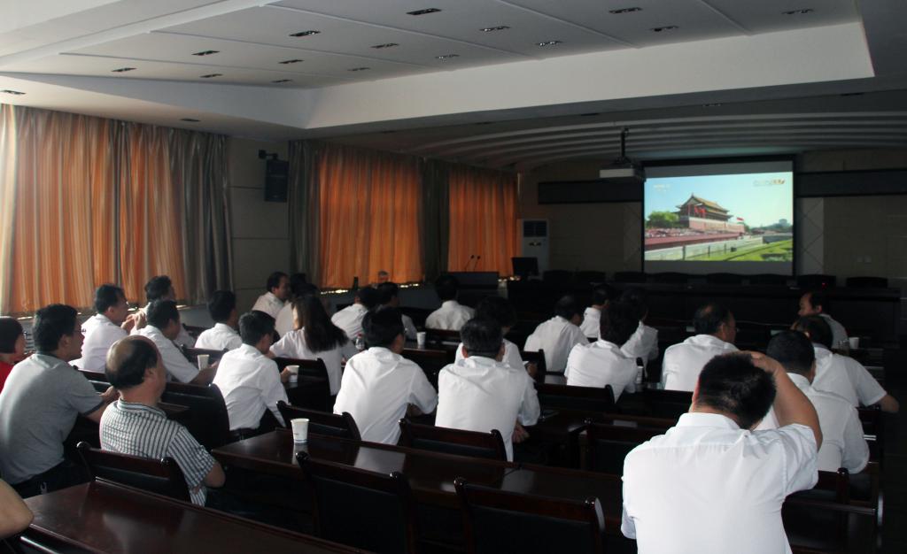 学院领导、党政干部和部分教师在崇文南楼第五会议室观看直播