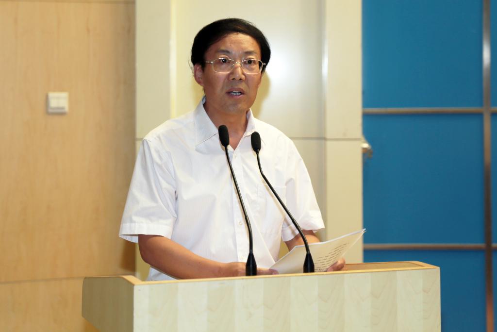 党委副书记宣读大会表彰名单