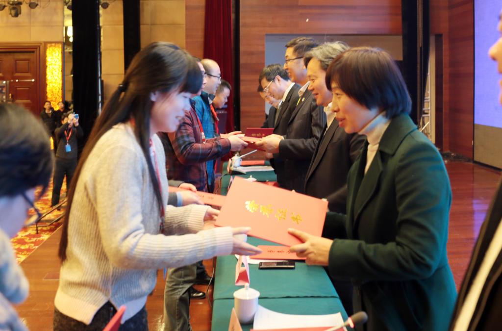 我院院长张晓云为“线上线下混合教学典型案例”获奖代表颁奖